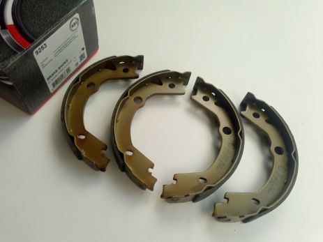 Колодки ручника Tucson (JM), ABS (9253) старого зразка (58350-2EA00) Колодки ручника Tucson (JM), ABS (9253) старого зразка (58350-2EA00)