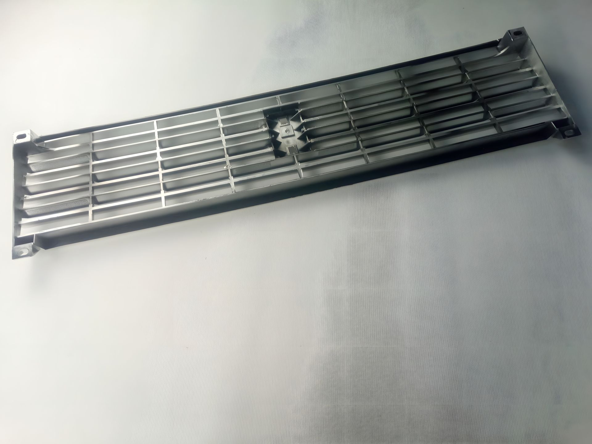 Радиаторная решетка ВАЗ 2105, пластик и хром (2105-8401014) Радиаторная решетка ВАЗ 2105, пластик и хром (2105-8401014)