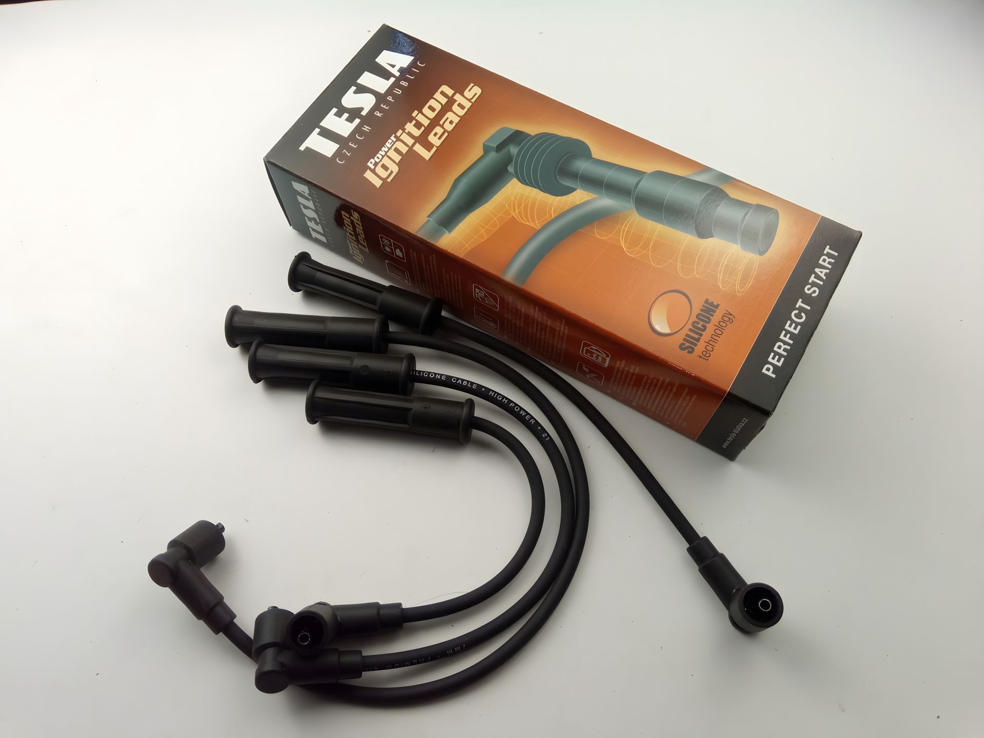 Провода зажигания Logan 1.4-1.6 8v, TESLA (T930B) супер силикон (8200506297) Провода зажигания Logan 1.4-1.6 8v, TESLA (T930B) супер силикон (8200506297)