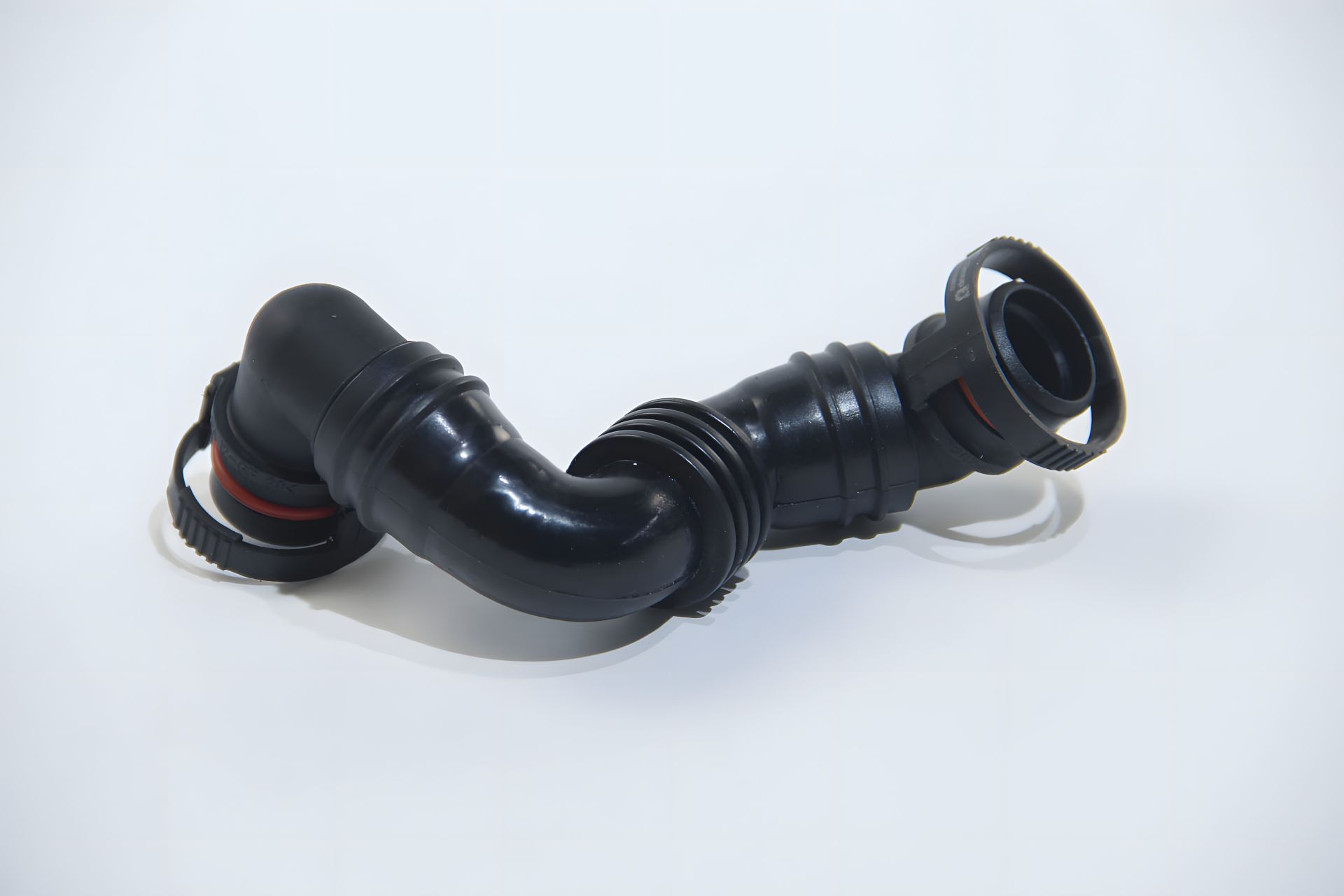 Патрубок вентиляции картера для Passat B6/Golf V 2.0FSI, JP Group (1111153500) Патрубок вентиляции картера для Passat B6/Golf V 2.0FSI, JP Group (1111153500)