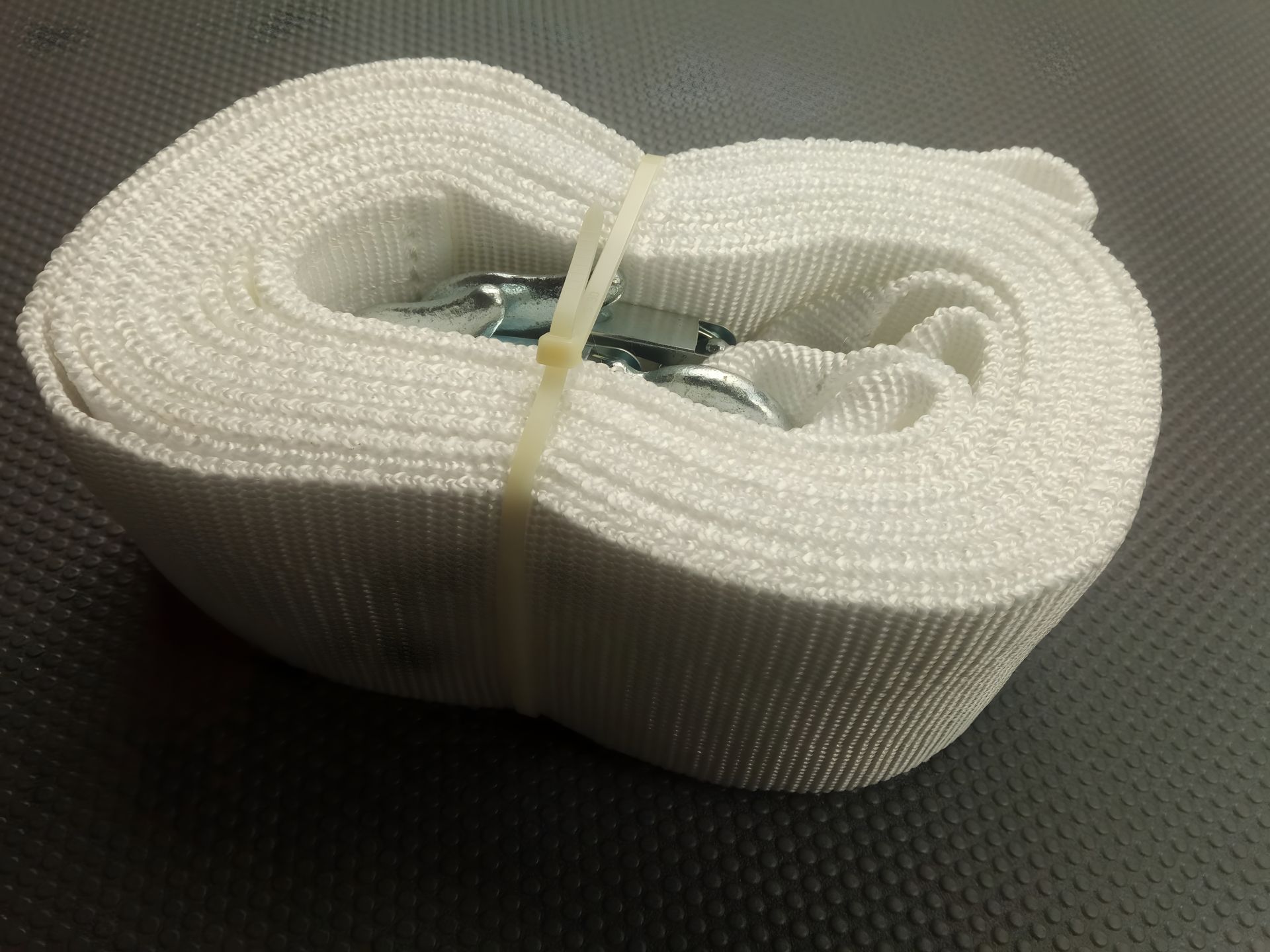 Трос буксировочный 8 т. 5 м. Elegant (101 825) с крюками/белый Трос буксировочный 8 т. 5 м. Elegant (101 825) с крюками/белый