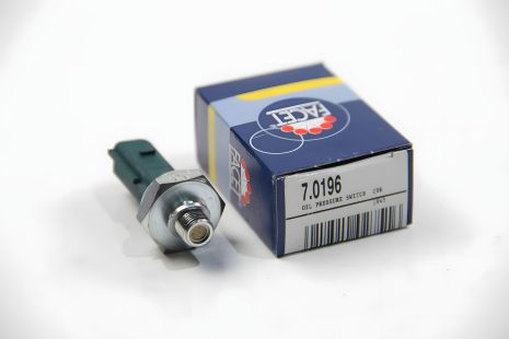 Датчик тиску оливи Audi A4/A6/ Skoda Fabia/Rapid/ VW Caddy/Golf/Passat/Touran 1.2-4.2 03-, FACET (70196)