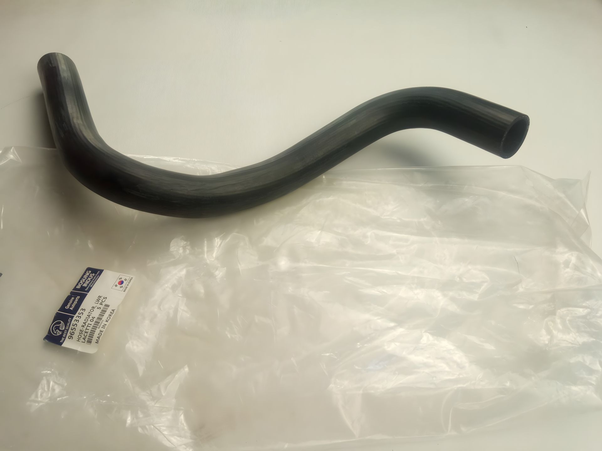 Нижний патрубок радиатора охлаждения для Lacetti АКПП, "BOSUNG" (96553353) Нижний патрубок радиатора охлаждения для Lacetti АКПП, "BOSUNG" (96553353)