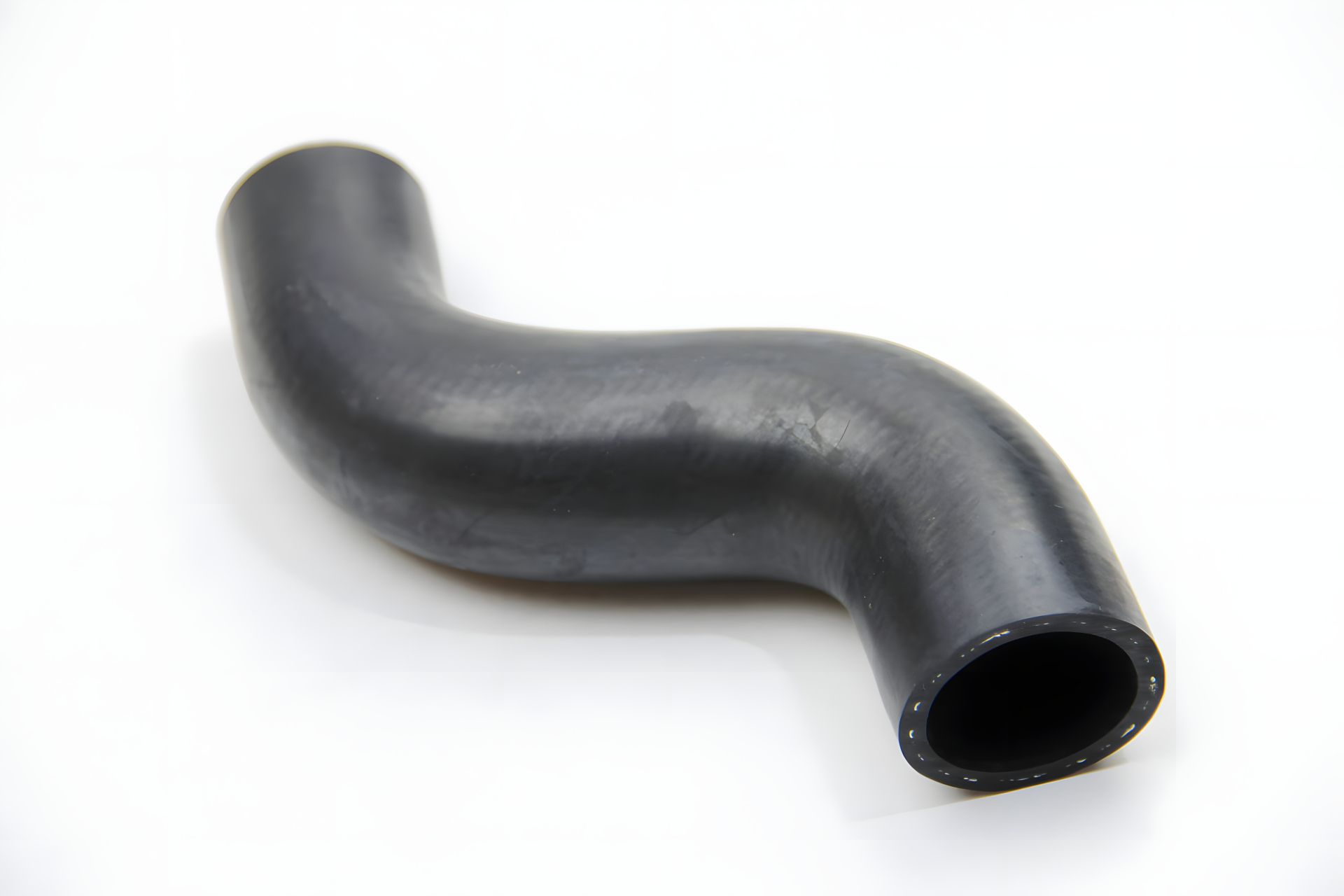 Нижній патрубок системи охолодження для Kadett E 1.3i (від помпи), JP Group (1214300700) Нижній патрубок системи охолодження для Kadett E 1.3i (від помпи), JP Group (1214300700)