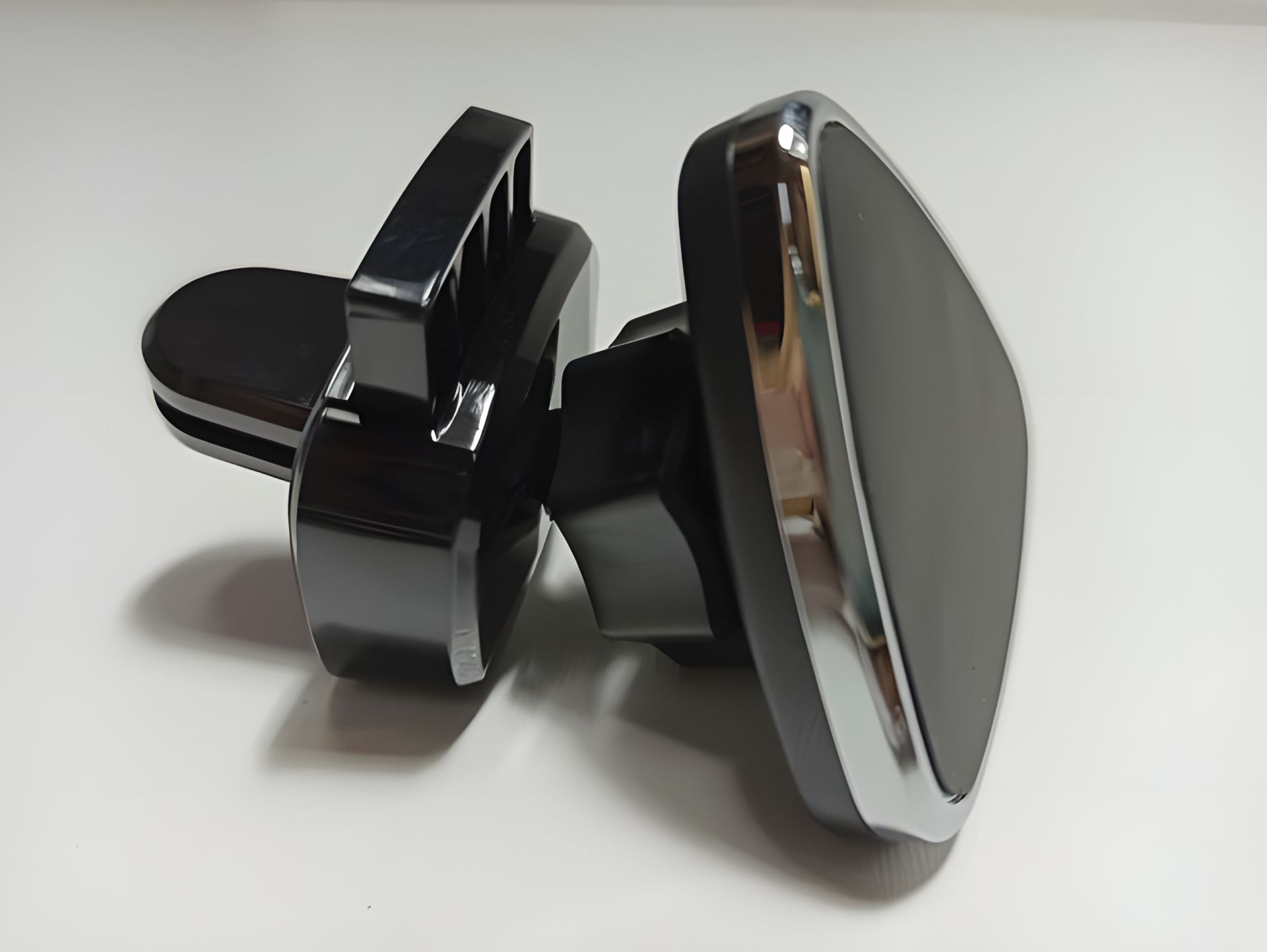 Магнітний тримач телефону на дефлектор, 12 Atelie (951845) трикутник Магнітний тримач телефону на дефлектор, 12 Atelie (951845) трикутник