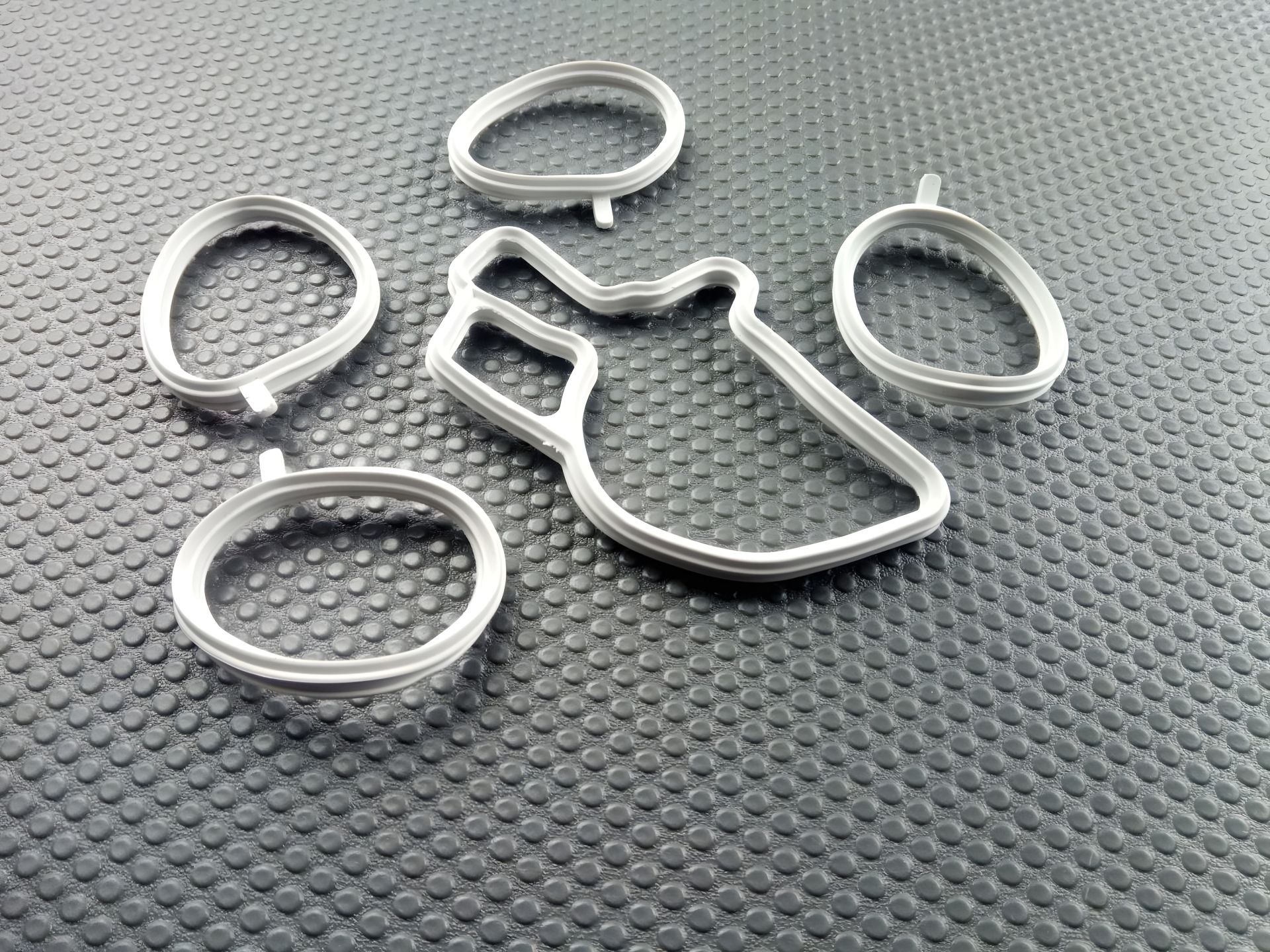 Прокладки впускного колектора ВАЗ 2112, силік. біла к-т 5 шт. РезТехПром (2112-1008636/38) Прокладки впускного колектора ВАЗ 2112, силік. біла к-т 5 шт. РезТехПром (2112-1008636/38)