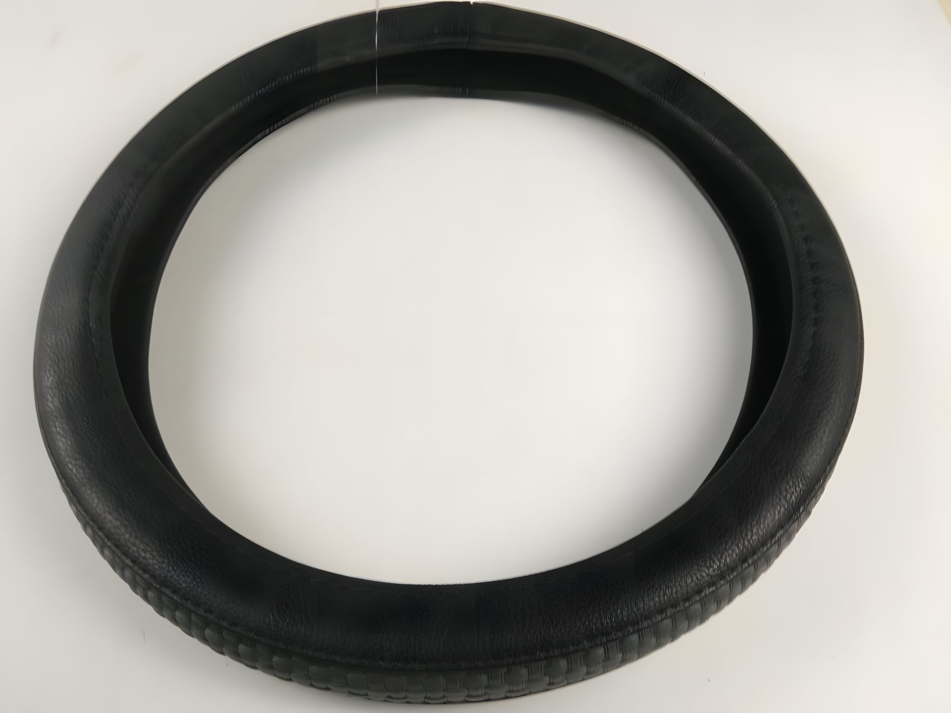 Чехол на рулевое колесо "AMTRA" (H-01/04ЧС) "M" 37-39 см черный/серый Чехол на рулевое колесо "AMTRA" (H-01/04ЧС) "M" 37-39 см черный/серый