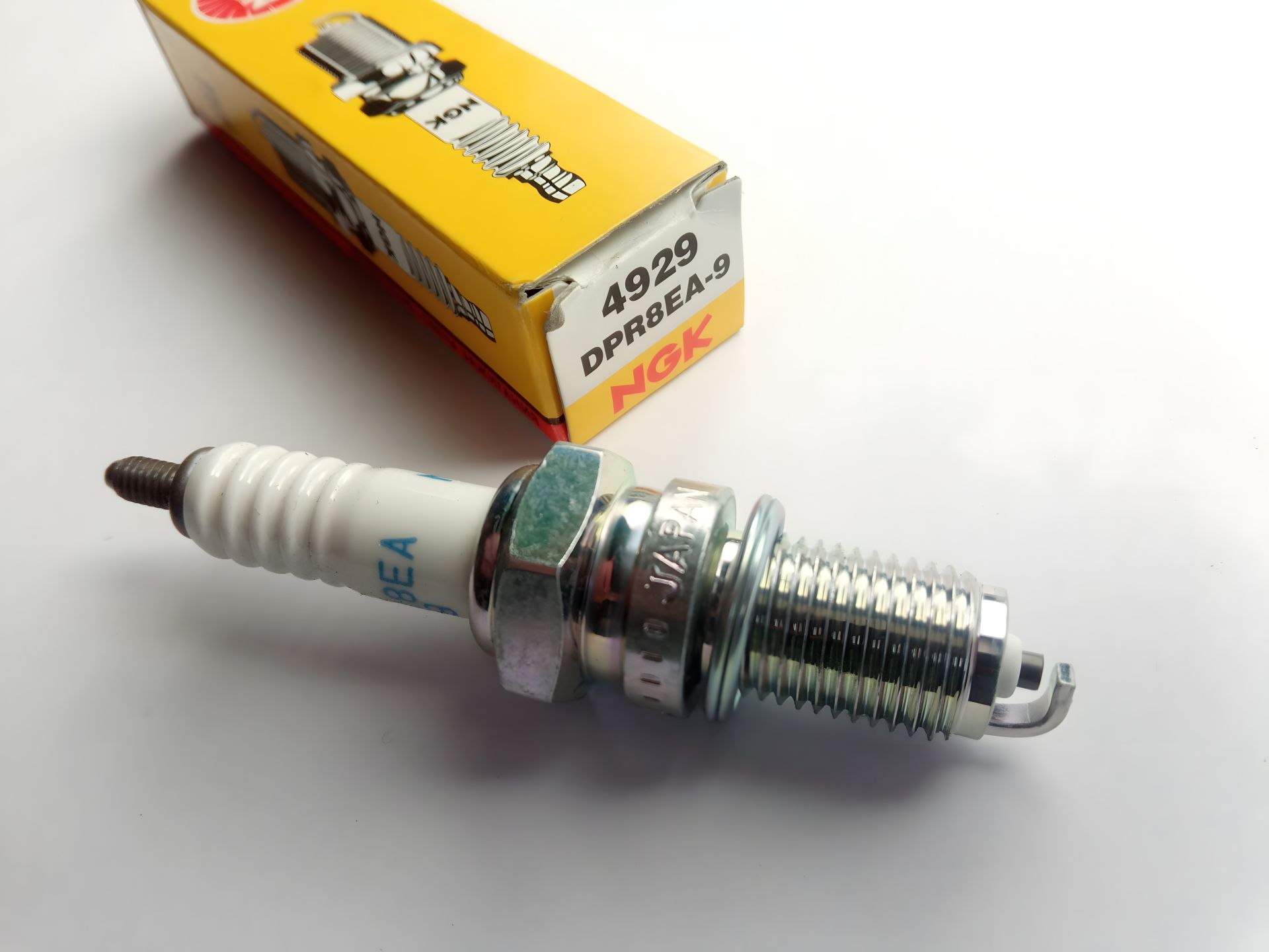Свічка запалювання NGK DPR8EA-9/4929 (мотоциклетна) Свічка запалювання NGK DPR8EA-9/4929 (мотоциклетна)