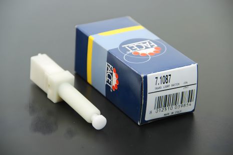 Датчик стоп-сигналу Passat 96-00/Audi 100/A4/A6 83-05, від FACET (71087)