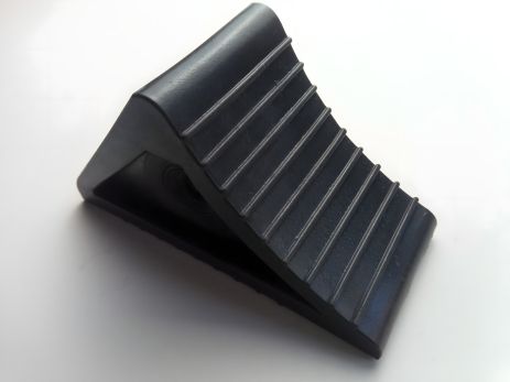 Противооткатный башмак (упор) резиновый, 160мм x 90мм x 130мм (малый угол 110 мм) (7.001.20.К9) Противооткатный башмак (упор) резиновый, 160мм x 90мм x 130мм (малый угол 110 мм) (7.001.20.К9)