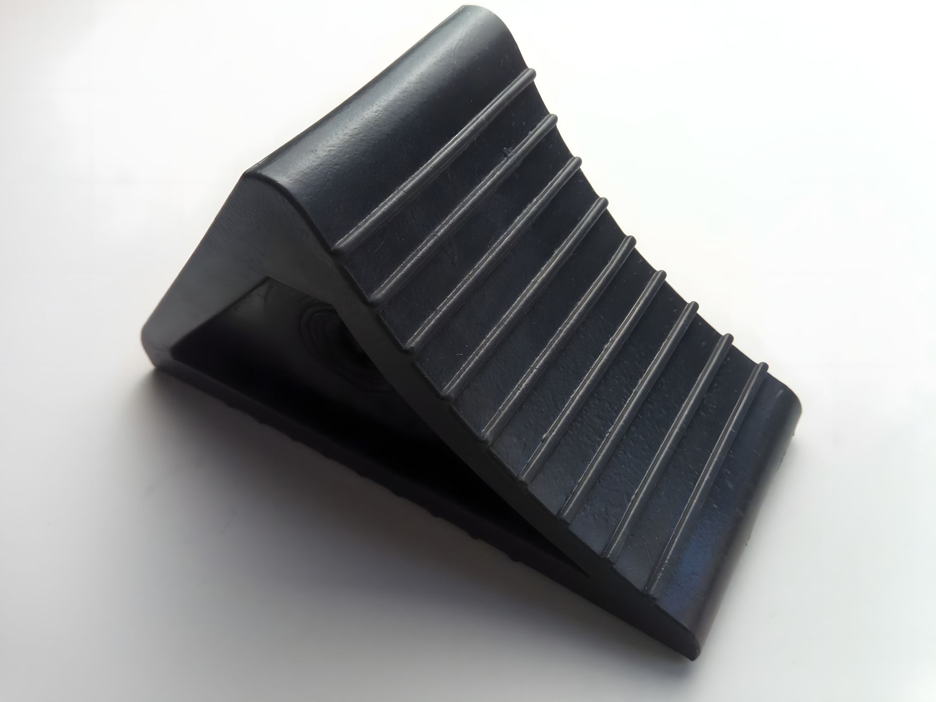 Противідкатний черевик (упор) гума (7.001.20.К9) Довжина 160мм висота 90мм кут 130 мм малий кут 110 мм Противідкатний черевик (упор) гума (7.001.20.К9) Довжина 160мм висота 90мм кут 130 мм малий кут 110 мм