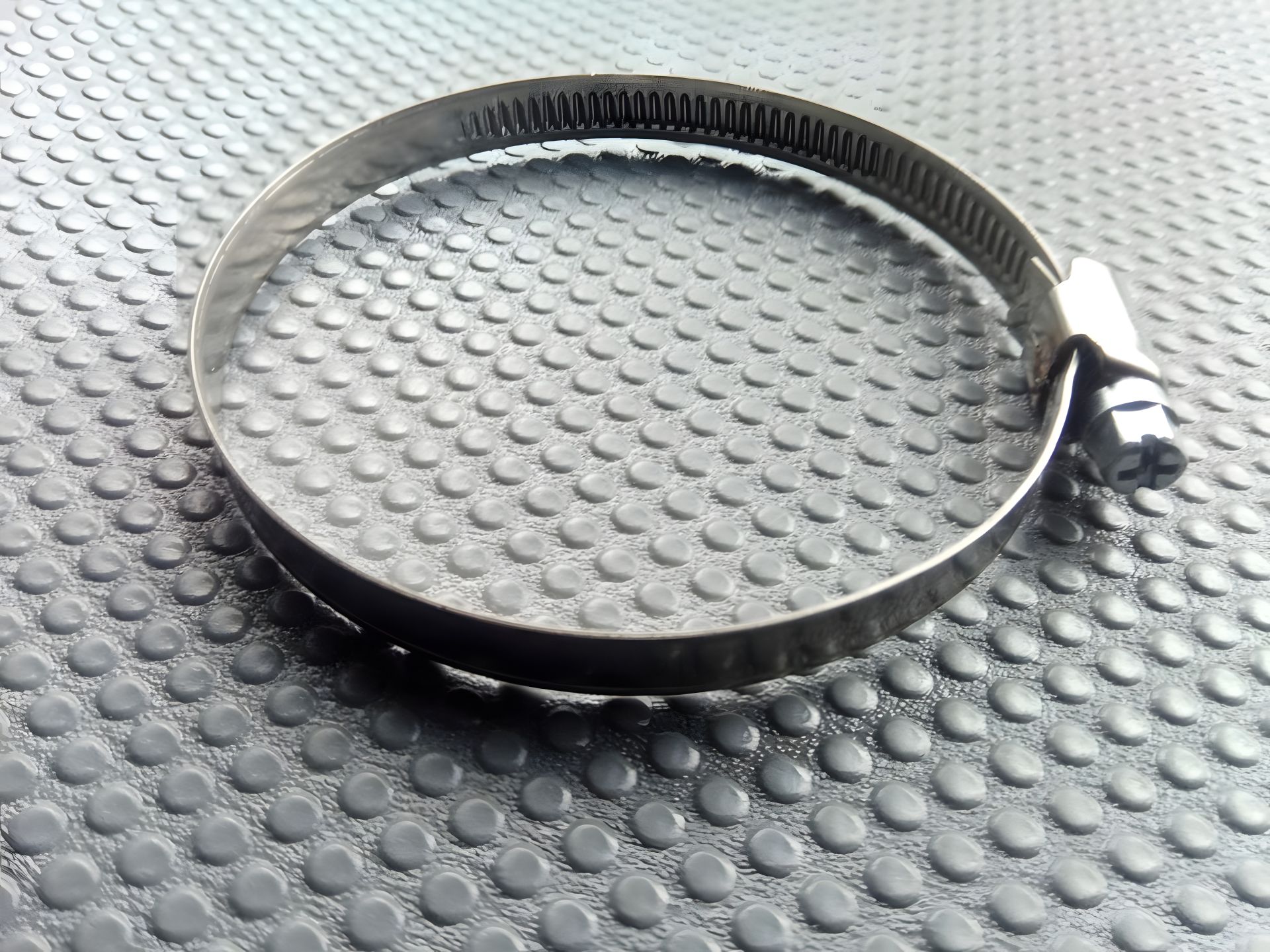 Нержавіючий гвинтовий хомут APRO 60-80 мм Нержавіючий гвинтовий хомут APRO 60-80 мм