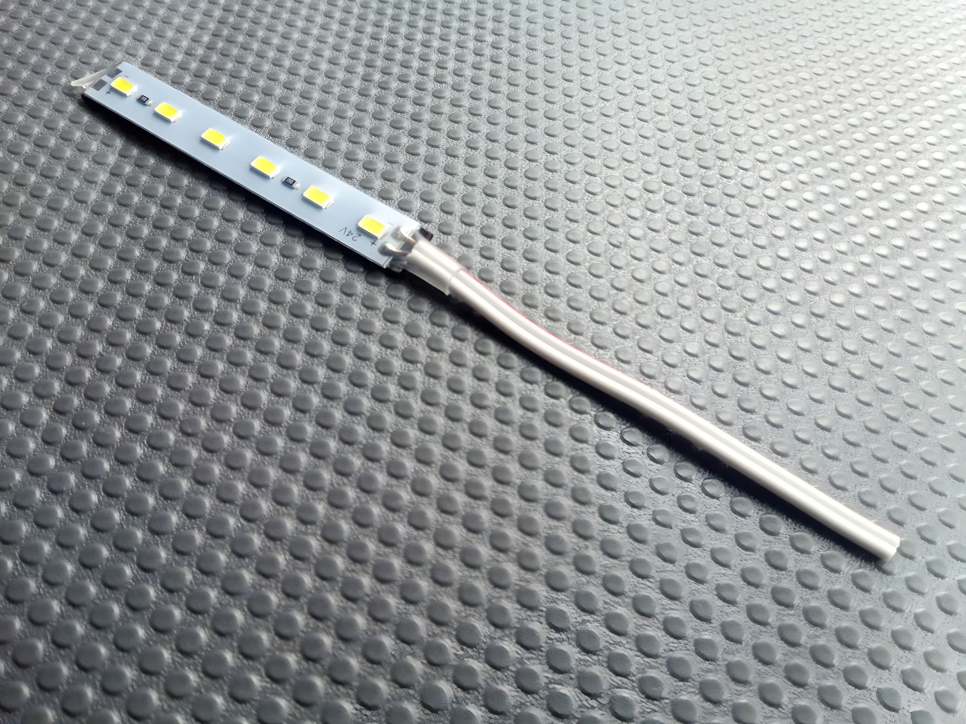 Світлодіодна алюмінієва стрічка 24V 8,5см (57 х 30) Світлодіодна алюмінієва стрічка 24V 8,5см (57 х 30)