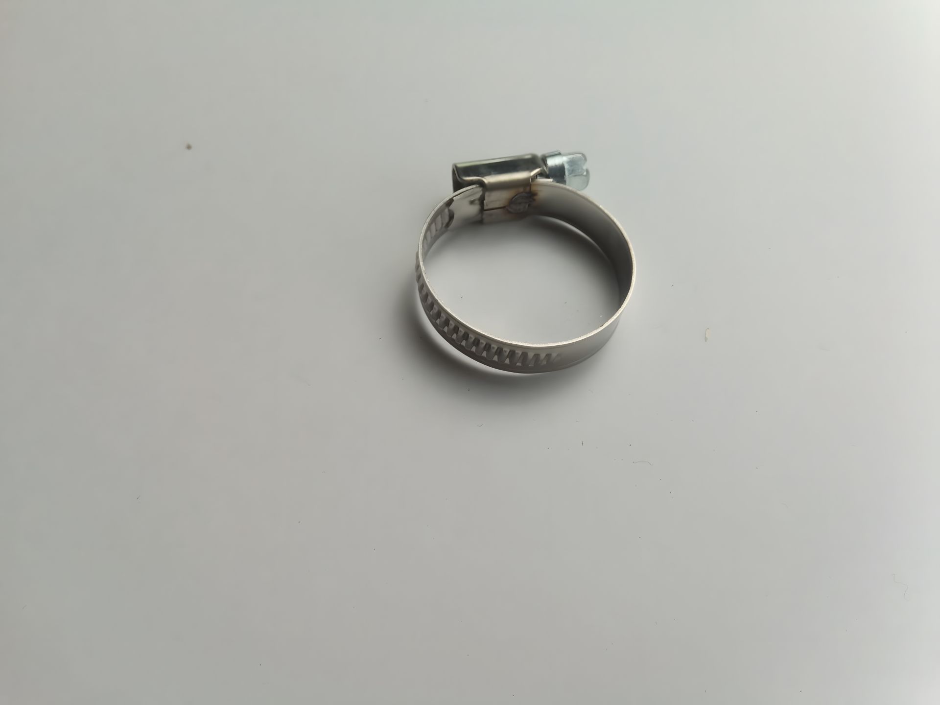 Винтовой хомут APRO, нержавеющая сталь, размер 20-32 мм Винтовой хомут APRO, нержавеющая сталь, размер 20-32 мм