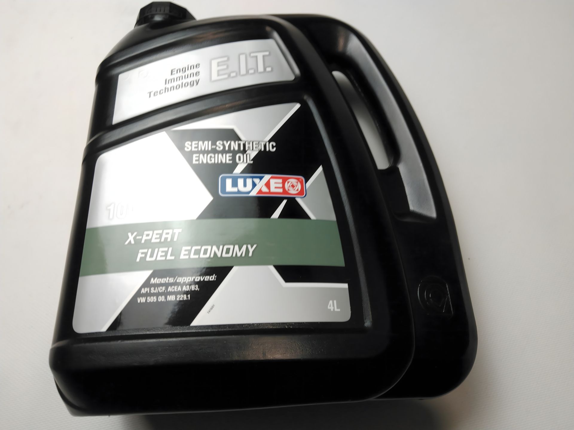 Полусинтетическое моторное масло 10W-40 LUXE Molybden 4л. (40740602) Полусинтетическое моторное масло 10W-40 LUXE Molybden 4л. (40740602)