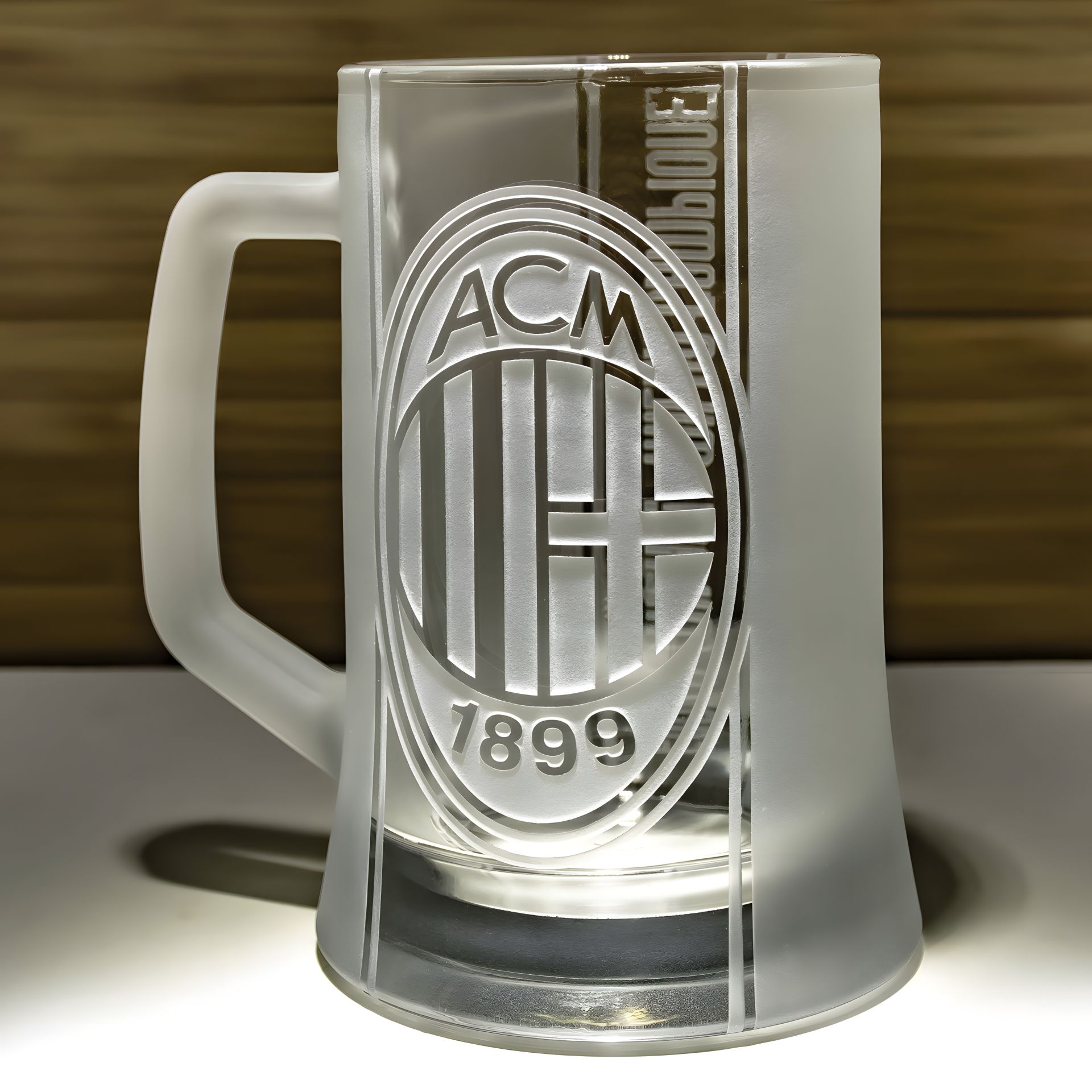 Пивной бокал с гравировкой футбольного клуба Милан, матовый Пивной бокал с гравировкой футбольного клуба Милан, матовый