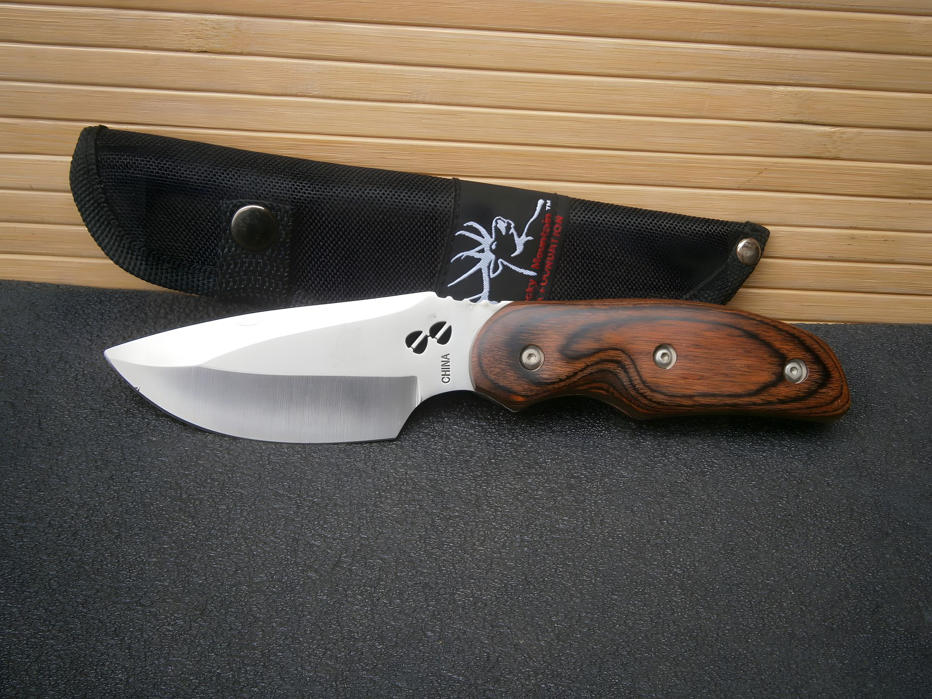 Туристичний ніж Buck Rocky Mountain "Скала" фултанг в чохлі 20 см Туристичний ніж Buck Rocky Mountain "Скала" фултанг в чохлі 20 см