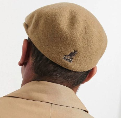 Kangol бере англія у бежевому кольорі.