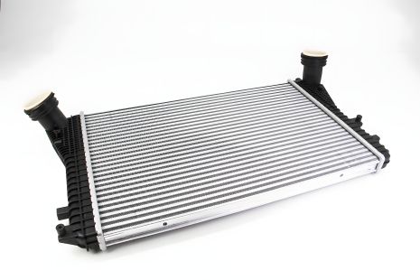 Интеркулер Caddy 04-/Golf V/Octavia, MAHLE/KNECHT (CI83000S)