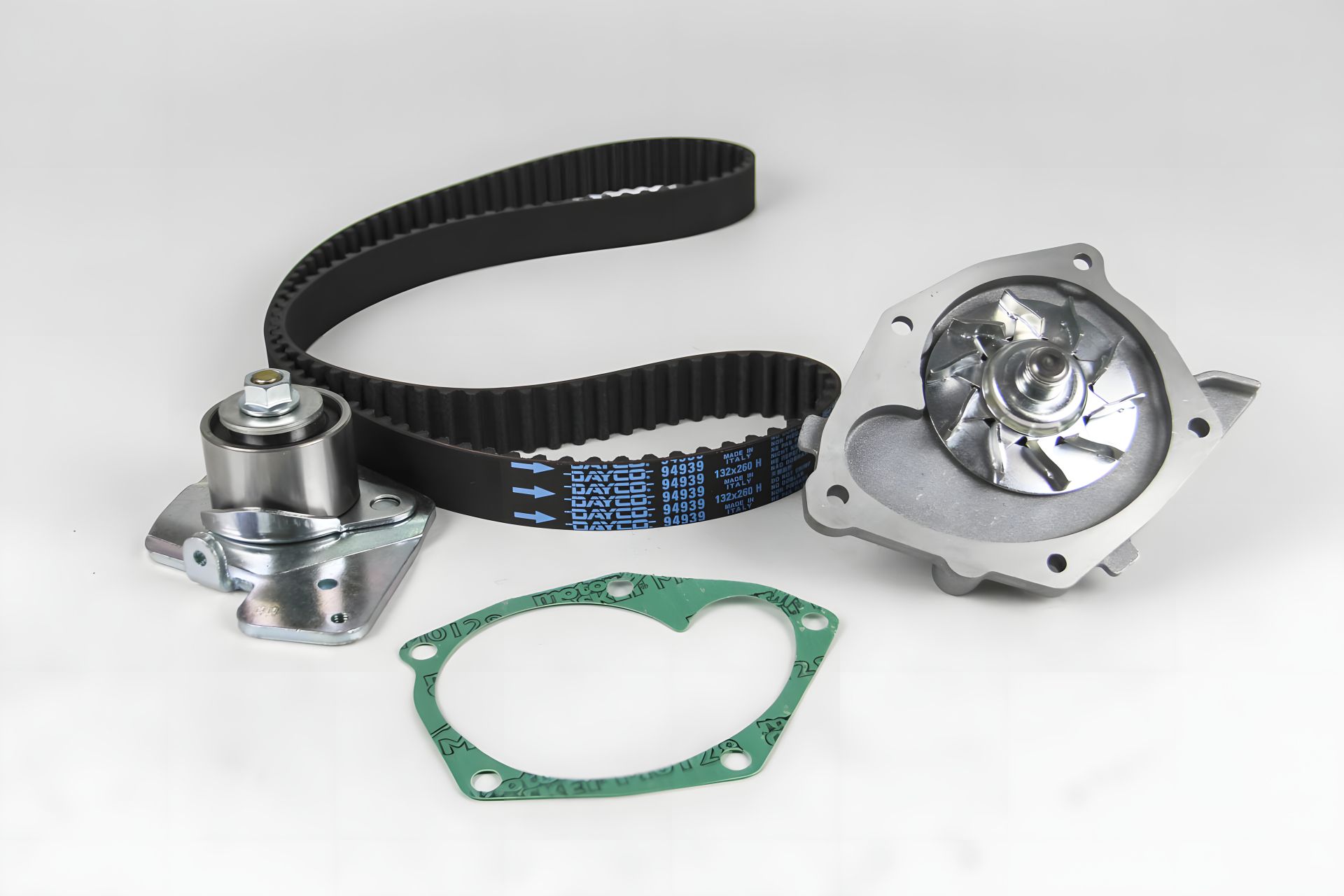 Комплект ГРМ с помпой для Trafic/Vivaro 1.9dCi 01-, BUGATTI (KBU10006B) Комплект ГРМ с помпой для Trafic/Vivaro 1.9dCi 01-, BUGATTI (KBU10006B)