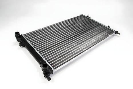 Радиатор воды BASBUG (BSG90520013) для Caddy III 2.0SDI/1.4i/1.6i/Golf/Octavia (+/- AC) (650x398x26)