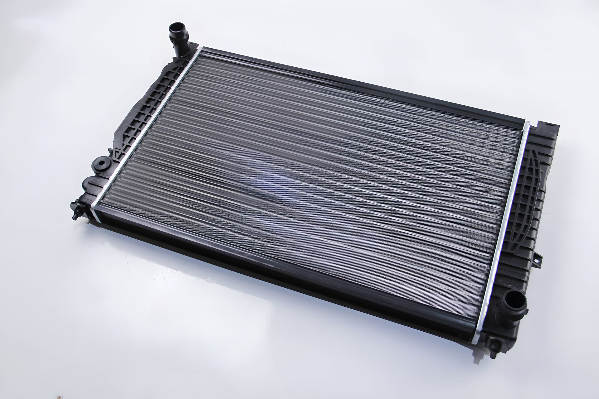 Радіатор охолодження для A4/A6/Passat 97-05 2.4i/2.8i/2.5TDI (632x398x32), JP Group (1114204300) Радіатор охолодження для A4/A6/Passat 97-05 2.4i/2.8i/2.5TDI (632x398x32), JP Group (1114204300)