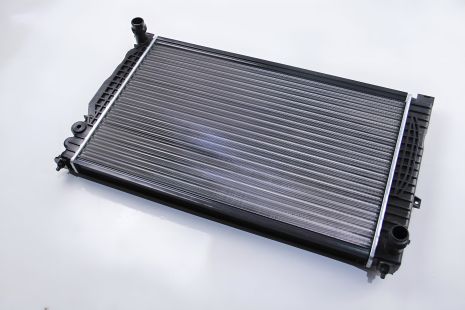 Радіатор охолодження для A4/A6/Passat 97-05 2.4i/2.8i/2.5TDI (632x398x32), JP Group (1114204300)