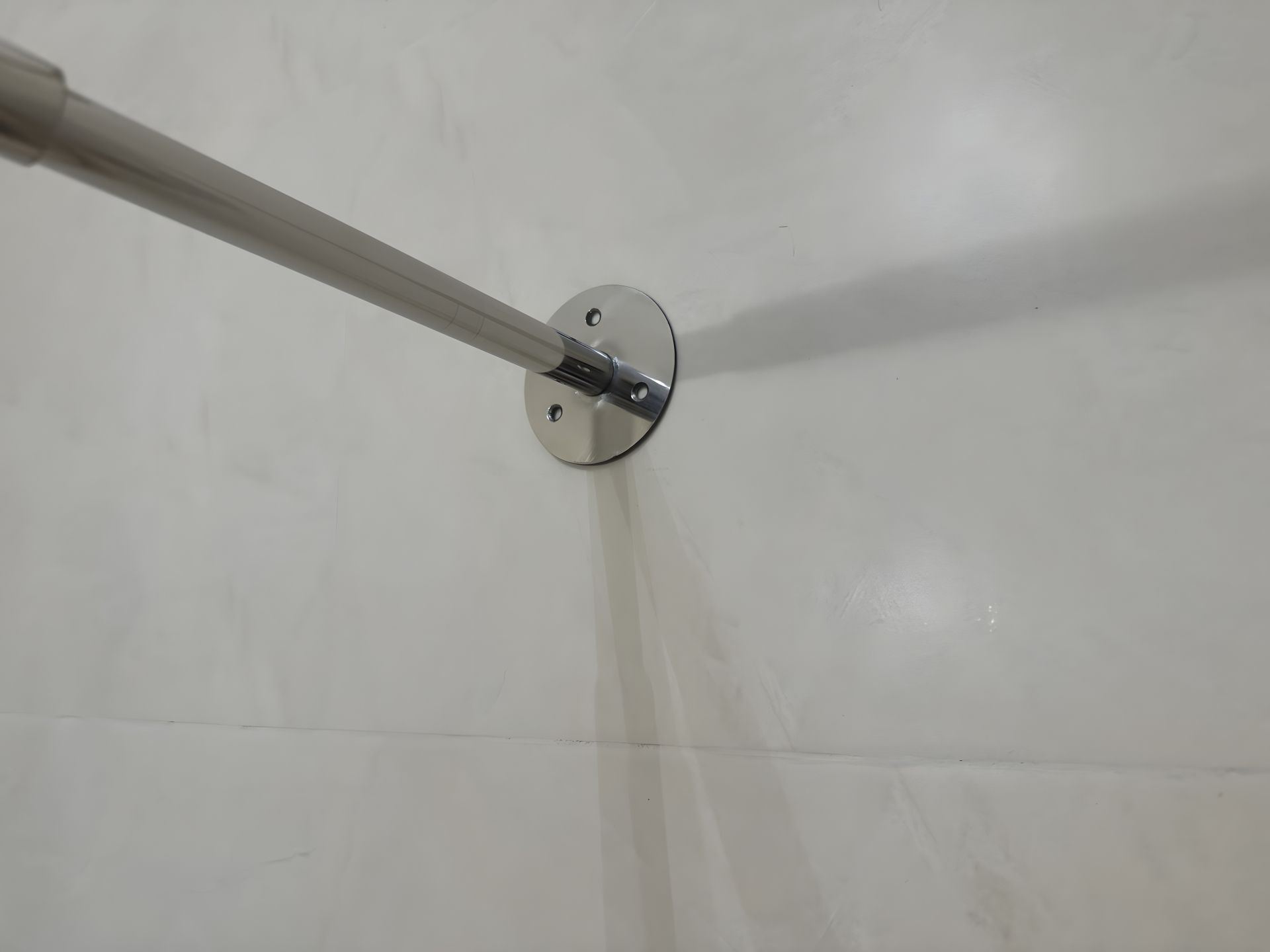 Карниз прямой из нержавейки 70-120 см. Карниз прямой из нержавейки 70-120 см.