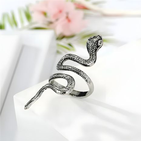 Жіноче кільце зі змією, сірим довгим хвостом