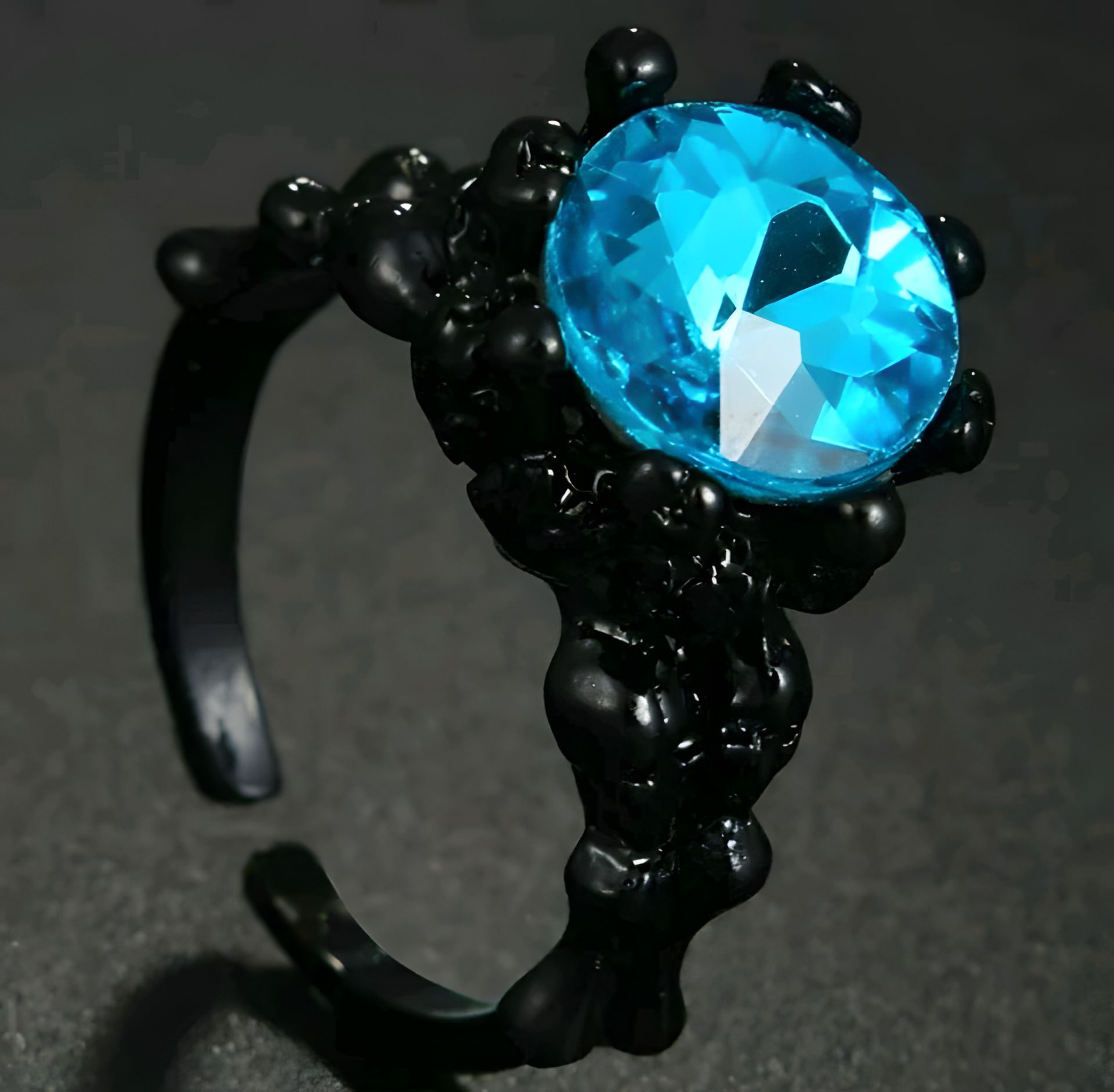 Чорне жіноче кільце з регульованим синім каменем Чорне жіноче кільце з регульованим синім каменем