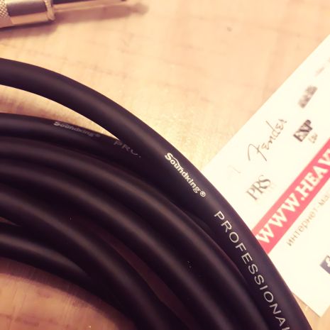 Гитарный кабель SoundKing d7 инструментальный, 6 м, черный