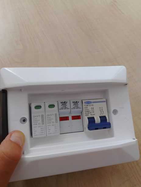 Зовнішній пластиковий щиток для розподільної коробки на 6 модулів Зовнішній пластиковий щиток для розподільної коробки на 6 модулів