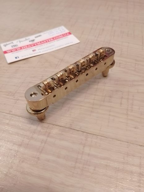 Роликовий струнотримач бридж Tune-o-matic для електрогітари золотий Роликовий струнотримач бридж Tune-o-matic для електрогітари золотий