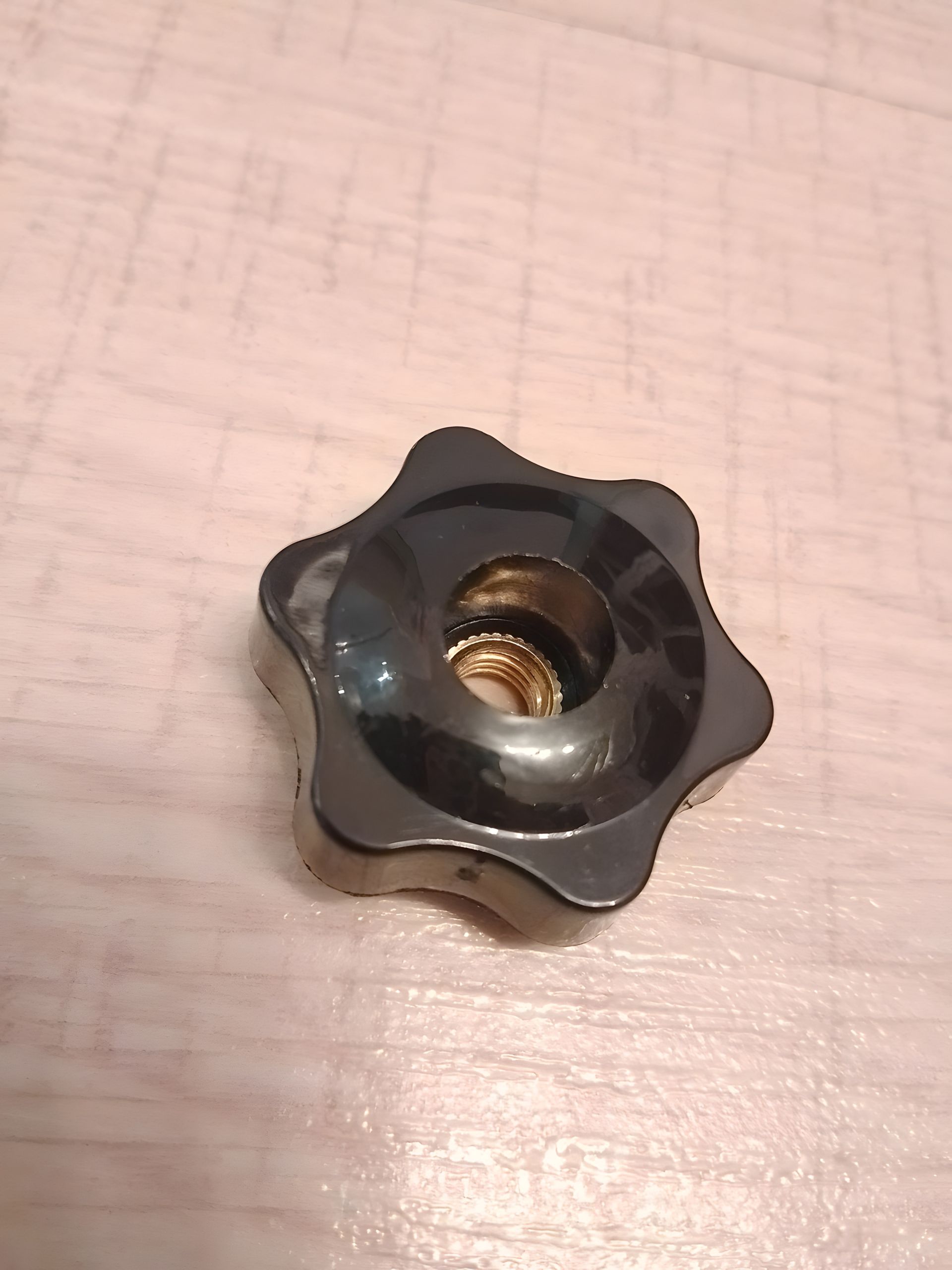 Монтажная гайка свозная латунная М8 Монтажная гайка свозная латунная М8