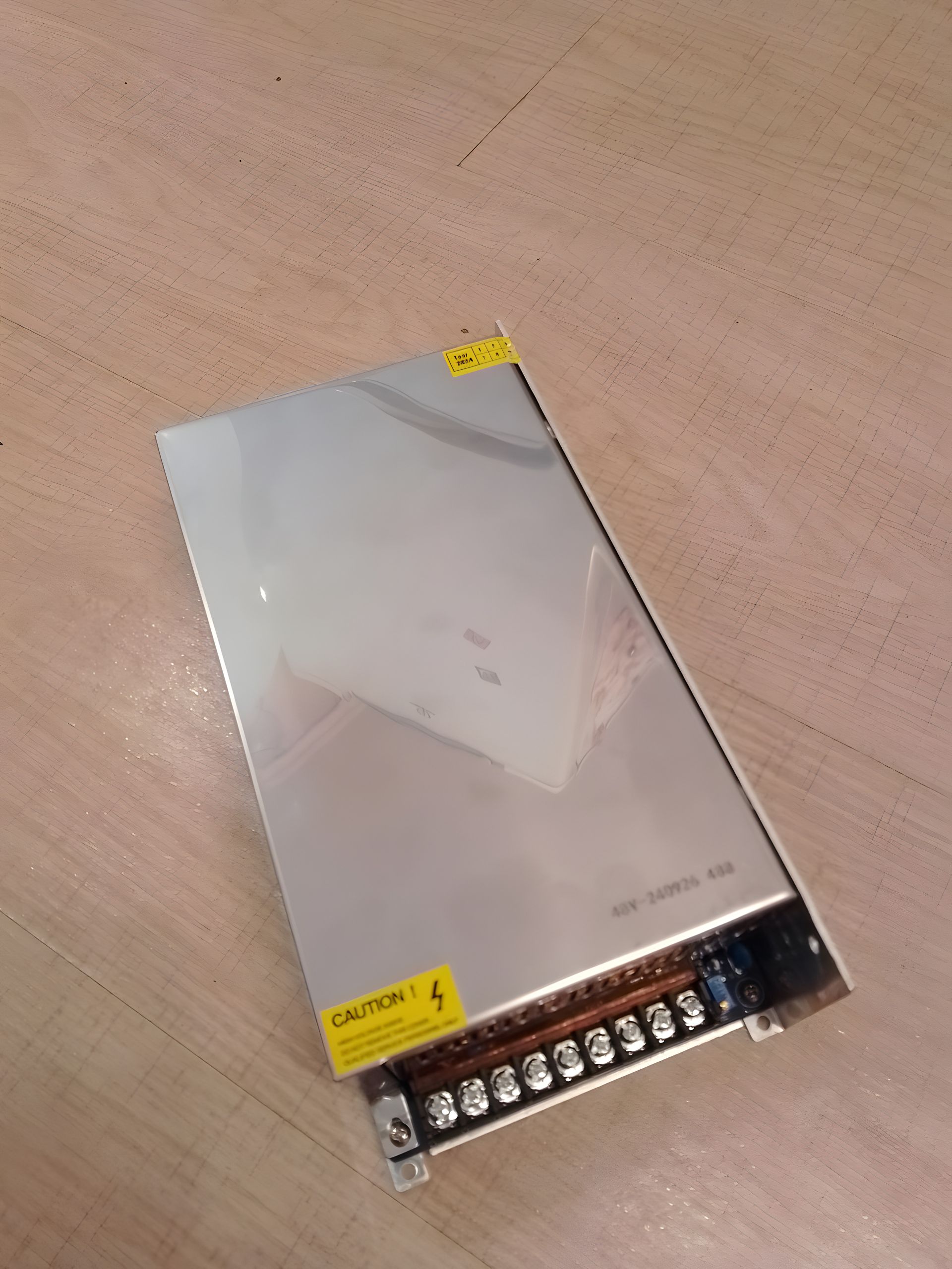 Перетворювач знижувальний з AC 110-220 на DC 48 вольтів, 25 амперів Перетворювач знижувальний з AC 110-220 на DC 48 вольтів, 25 амперів