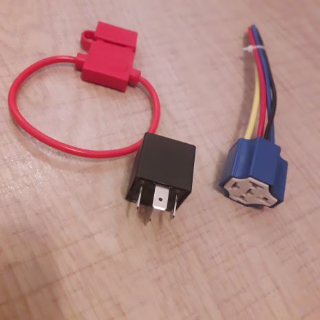 Комплектуючі для авто: реле, запобіжник