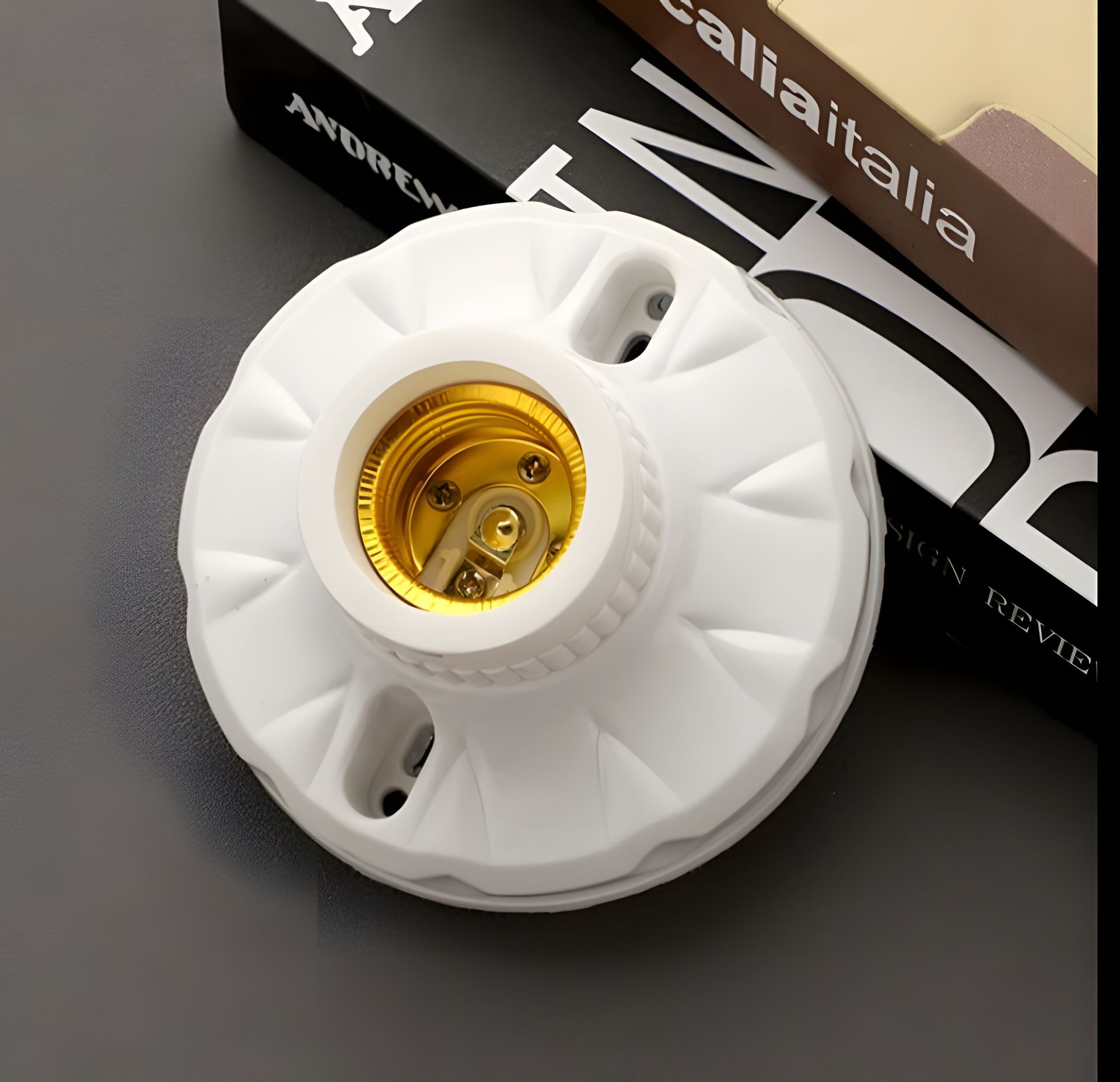 Білий патрон для лампи E27 на 220 вольтів, посилений Білий патрон для лампи E27 на 220 вольтів, посилений