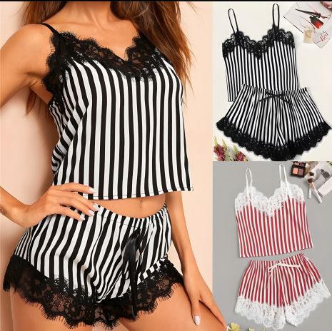 Атласное ночное белье: комплект с шортиками и топлес пижамой полосатый узор