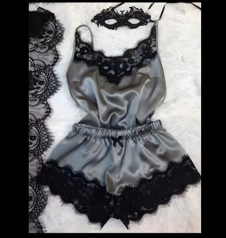 Атласна білизна: комплект з нічної білизни та шортів Атласна білизна: комплект з нічної білизни та шортів