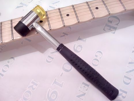 Гумовий молоток для садіння ладів на грифі