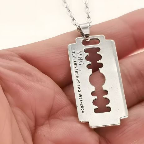 Кулон чоловічий жіночий у вигляді леза, прикрашена біжутерія, хром із написом