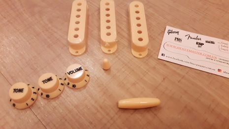 Электрогитарные крышки и ручки для Fender Stratocaster Ibanes Squier, бежевые черные Электрогитарные крышки и ручки для Fender Stratocaster Ibanes Squier, бежевые черные