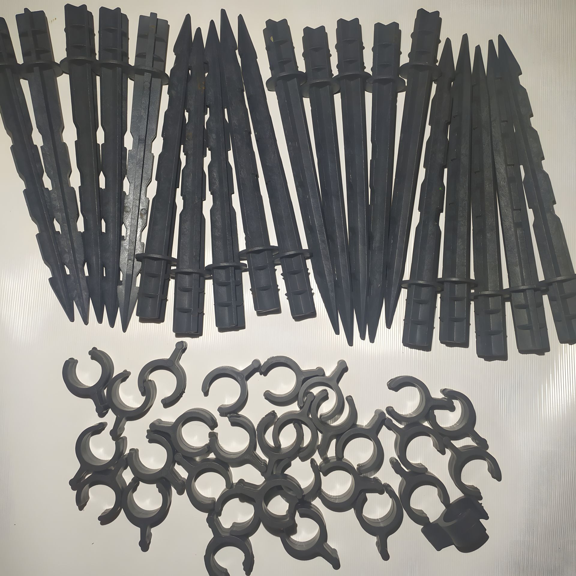 Комплект кілочок (100 шт.) і кліпс (100 шт.) для парників та мінітеплиць Комплект кілочок (100 шт.) і кліпс (100 шт.) для парників та мінітеплиць