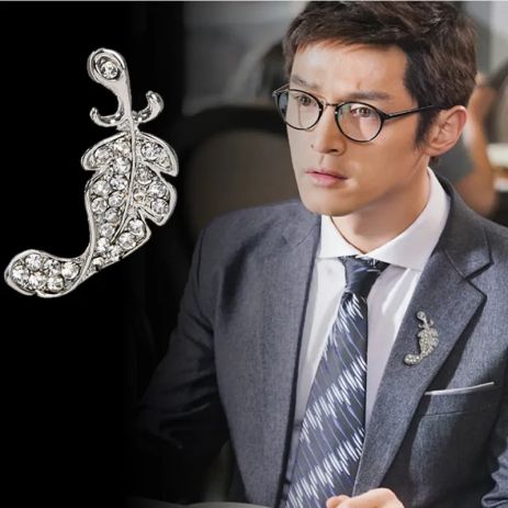 Брошь с перьями корсажем шпилька рождественским листом и кристаллами Брошь с перьями корсажем шпилька рождественским листом и кристаллами