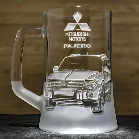 Пивной бокал с гравировкой автомобиля Mitsubishi Pajero Митсубиси Паджеро - подарок для автомобилиста