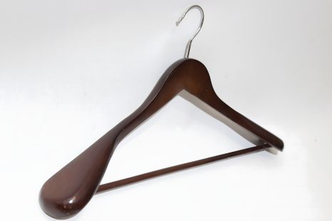 Дерев’яна вішалка для одягу з широкими плечима і перекладиною EF-01CHR Дерев’яна вішалка для одягу з широкими плечима і перекладиною EF-01CHR