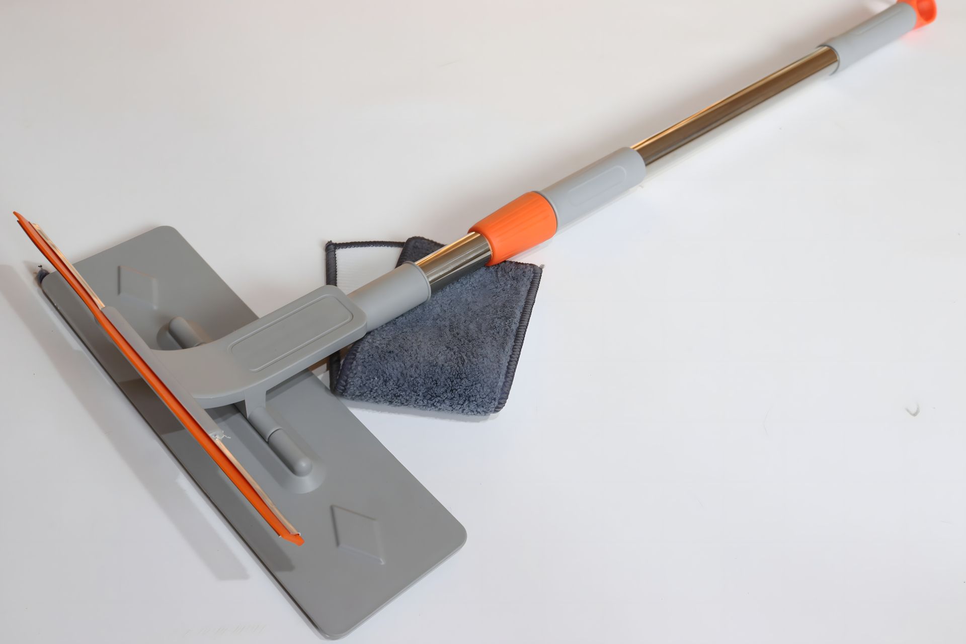 Телескопический очиститель окон с липучкой серого цвета Телескопический очиститель окон с липучкой серого цвета