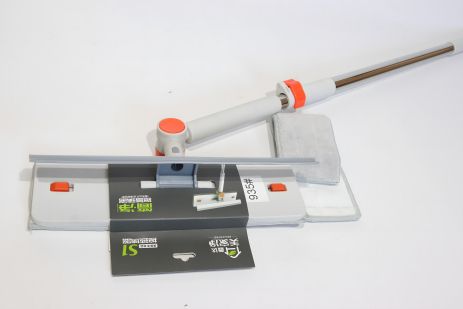 Сіра вікномийка з поворотною насадкою та додатковою кнопкою арт.935