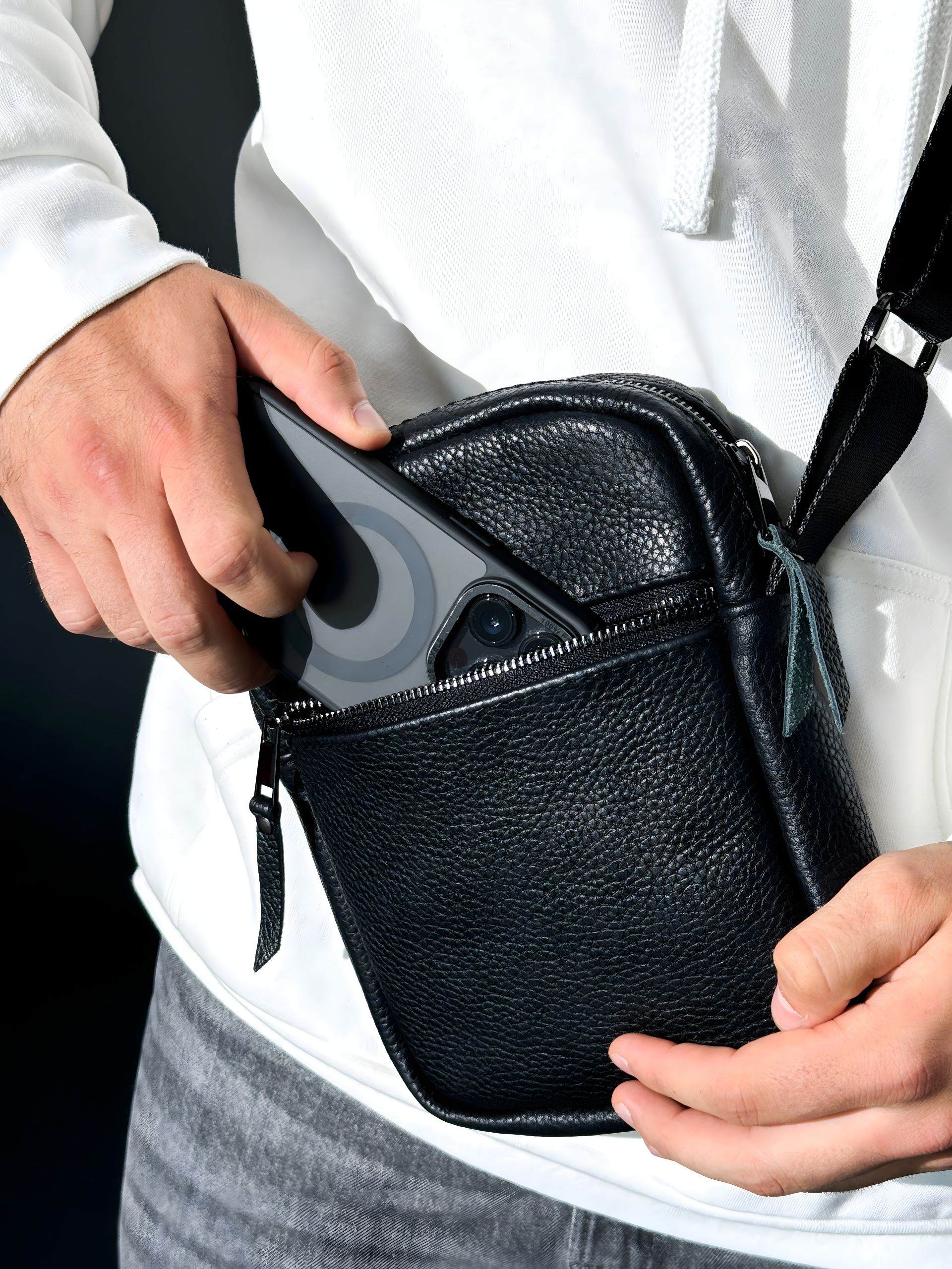 Сумка месенджер чоловіча чорна шкіряна Сумка месенджер чоловіча чорна шкіряна