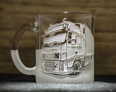 Чашка для чаю або кави з гравіюванням фото вантажівки Volvo - подарунок для водія Чашка для чаю або кави з гравіюванням фото вантажівки Volvo - подарунок для водія